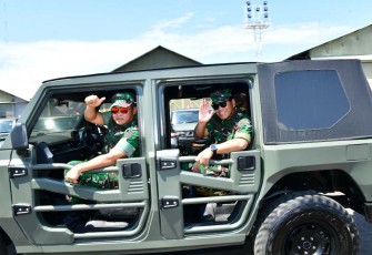 Kasal Laksamana TNI Muhammad Ali saat mengendarai Ransus Maung di Bandung