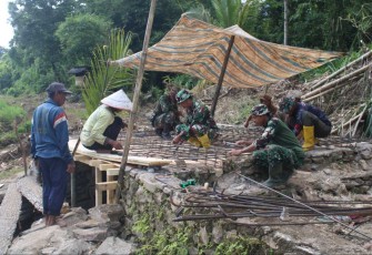 Rangkai besi cor bersama warga di lokasi TMMD 