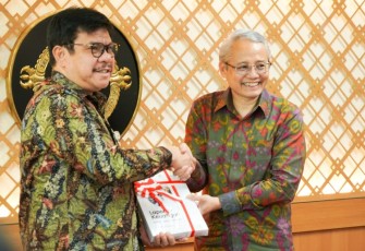 Sekjen Kemenkes Kunta Wibawa Dasa Nugraha saat menyerahkan laporan keuangan ke BPK di Jakarta, Selasa (4/3)
