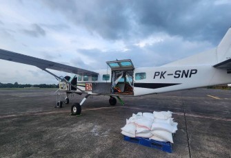 Pesawat BNPB melaksanakan modifikasi cuaca, Selasa (4/3)