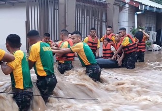 Prajurit Yonkav 1 Kostrad evakuasi korban banjir di Depok, Selasa (4/3)