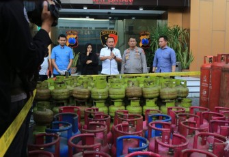 Kabid Humas Polda Jatim Kombes Pol Dirmanto saat konferensi pers, Selasa (4/3)