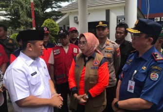 Deputi Bidang Pencegahan BNPB Prasinta Dewi menerima pemaparan Walikota Depok Supian Suri dalam meninjau lokasi terdampak banjir di Kota Depok, Jawa Barat, Rabu (5/3).