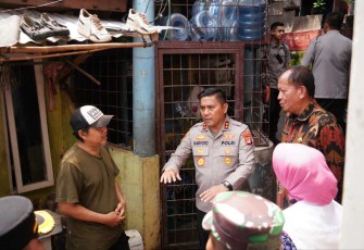 Kapolda Metro Jaya Irjen Karyoto saat berdialog dengan warga terdampak banjir di Pancoran, Kamis (6/3)