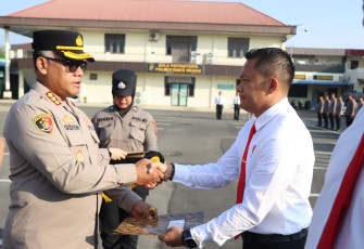 Kapolrestabes Medan Berikan Penghargaan Sejumlah Anggota Berprestasi.