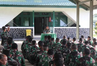 Dandim 1202/Singkawang Letkol Arm Ferdy Pongsamma R, SH, saat memberikan jam komandan, Senin (10/3)