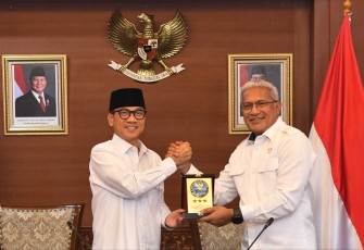 Mendes PDT Yandri Susanto menerima cenderamata dari Kepala BNN Marthinus Hukom di Jakarta, Senin (10/3)