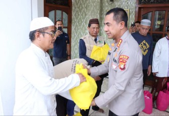 Kapolres Metro Jakbar Kombes Pol Twedi Aditya Bennyahdi memberikan bingkisan lebaran 