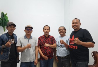 Gelar Jumat Barokah Ketua Pewarta Berikan Sembako kepada Anggota 