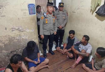 Kapolsek Delitua Berbagi Takjil kepada Penghuni Rumah Tahanan