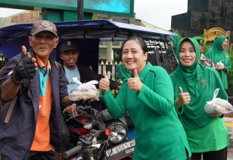 Persit Korem 023/KS bagikan takjil gratis, Jum'at (14/3)