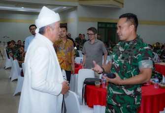 Pangdam I/BB Mayjen TNI Rio Firdianto Bersama Elemen Masyarakat Saat Gelar Buka Puasa Bersama di Aula Prajurit Makodam I/BB. 