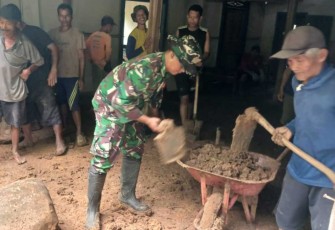 Bersihkan material longsor rumah warga binaan