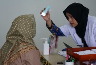 Pelayanan cek kesehatan gratis Puskesmas Ciater, Senin (17/3)