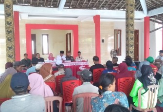 Suasana Mediasi Warga Desa Sumbersari Kecamatan Udanawu Kabupaten Blitar yang Pro dan Kontra Terhadap Rencana Pendirian Tower (Foto : Faisal NR / Klikwarta.com)