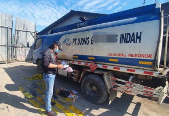 Ilustrasi truck BBM solar
