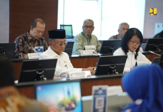 Menteri PU Dody Hanggodo bersama Wamen PU Diana Kusumastuti dalam rakor pengendalian banjir di provinsi Banten