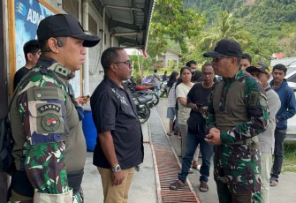 Pangkoops Swasembada Mayjen TNI Novi Rubadi Sugito (kanan) saat koordinasi evakuasi korban penyerangan KKB