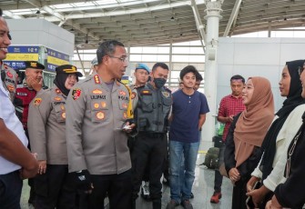 Kapolres Jaktim Kombes Pol Nicolas Ary Lilipaly saat berdialog dengan pemudik di stasiun Jatinegara, Selasa (25/3)