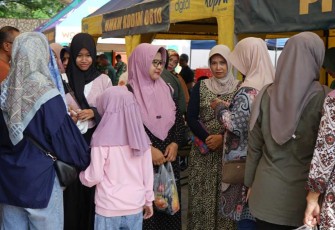Suasana bazar murah TNI di Korem 081/DSJ, Rabu (26/3)