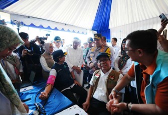 Kapolri Jenderal Listyo Sigit Prabowo saat meninjau pelayanan masyarakat di rest area KM 57