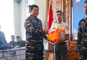 Pangkoarmada III Laksda TNI Hersan memberikan bingkisan lebaran 