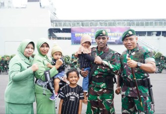 Pangdivif 2 Kostrad Mayjen TNI Susilo foto bersama prajurit Satgas Yonif 503 Mayangkara di Surabaya, Kamis (27/3)