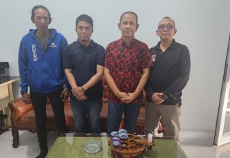 Ketua Pewarta Berbagi Sembako Pada Jumat Barokah.