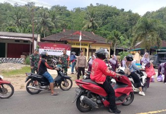 Bagikan takjil pengendara motor 