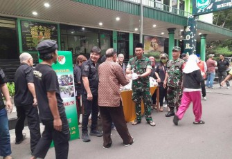 Pgs Danramil 01/Tamansari Mayor Cpl Reka Kurniawan bagikan takjil gratis, Jum'at (28/3)