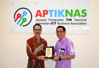 Ketum APTIKNAS Ir Soegiharto Santoso menerima cenderamata 
