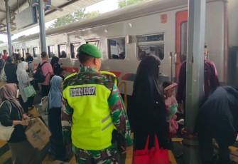 Sinergis TNI-Polri, Wujudkan Rasa Aman dan Nyaman di Pos Pelayanan Lebaran Stasiun Tulungagung
