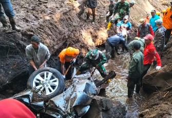 Personel TNI Bantu Evaluasi Korban Longsor 