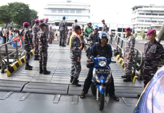 Ratusan Pemudik Gratis TNI AL Dengan Kapal Perang Diberangkatkan dari Surabaya 