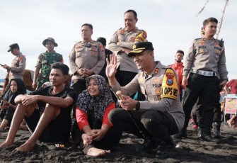 Kapolres Jember AKBP Bayu Pratama Gubunagi bersama pengunjung lokasi wisata pantai saat liburan lebaran, Sabtu (5/4)