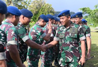 Danlanud Manuhua Marsma TNI DR. HKD. Handaka, S.Sos, MM., memberikan ucapan selamat prajuritnya naik pangkat, Minggu (6/4)