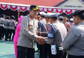 Kapolres Karanganyar AKBP Hadi Kristanto berjabat tangan dengan para personel saat halalbihalal usai apel konsolidasi Operasi Ketupat Candi 2025, di Lapangan Wira Satya Polres Karanganyar, Rabu (9/4/2025)