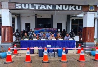 TNI Al Musnahkan 665 Liter Miras Ilegal Jenis Sopi