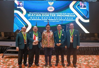 Menteri Kesehatan (Menkes), Budi Gunadi Sadikin, menghadiri pelantikan Pengurus Besar Ikatan Dokter Indonesia (IDI) yang berlangsung pada Sabtu (12/4)