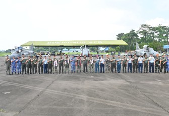 Pangdam I Bukit Barisan Beserta Danlanud Soewondo, Dankosek I Medan Danwing III Kopasgat Serta Danlantamal I Belawan serta Pju Kodam I/BB serta Jajaran Terkait Lakukan Poto Bersama Saat Kedatangan Pesawat Tempur Hawk 100/200 dari Skadron Udara 12  Wing Udara 6 TNI AU 