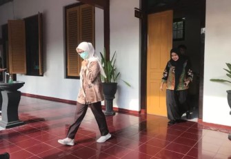 Mak Rini Saat Keluar Ruangan Pemeriksaan di Kejaksaan Negeri Kabupaten Blitar dalam Pengusutan Kasus Dugaan Korupsi Pembangunan Dam Kali Bentak. Foto : ist.