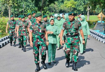 Danmenarmed 2 Kostrad Kolonel Arm Siswo Budiarto menerima pemaparan Danyonarmed 12 Kostrad, Dr Erlan Wijatmoko saat kunjungan kerjanya di Ngawi, Selasa (15/4)