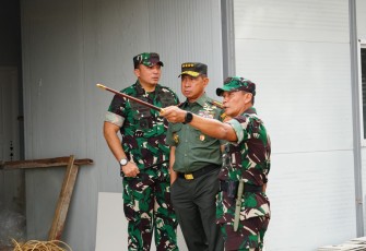 Panglima TNI Jenderal TNI Agus Subiyanto, didampingi Panglima Kostrad Letnan Jenderal TNI Mohammad Fadjar, MPICT., meninjau langsung progres pembangunan fasilitas prajurit di Markas Komando Brigade Infanteri (Brigif) 17/Kostrad, Cijantung, Jakarta Timur. Selasa (15/4/2025)