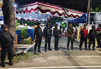 Anggota Koramil 0803/15 Kartoharjo Laksanakan Pengamanan Misa Kamis Putih Gereja Paroki Materdai