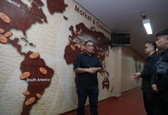Anggota/Deputi Bidang Investasi dan Pengusahaan BP Batam, Fary Djemy Francis melakukan kunjungan kerja ke PT Asia Cocoa Indonesia, di Kawasan Industri Tunas Batam Center, Kamis (14/4/2025)