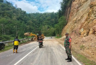 Pembersihan material longsor di wilayah desa binaan 