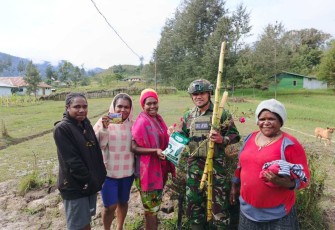 Satgas Yonif 700/Wyc bersama mama Papua