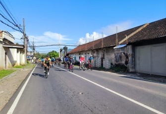 Ratusan Pesepeda Meriahkan Gowes Bareng dan Halal Bi Halal Sahabat Dokter Agung di Banyuwangi