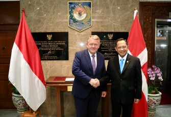 Menteri Dalam Negeri (Mendagri) Muhammad Tito Karnavian menerima kunjungan kehormatan Menteri Luar Negeri (Menlu) Denmark Lars Lokke Rasmussen di Kantor Pusat Kementerian Dalam Negeri (Kemendagri), Jakarta, Senin (21/4/2025)