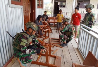 Satgas Yonif 700/Wyc perbaiki bangku sekolah